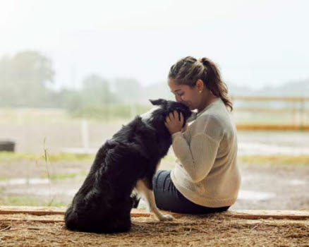 Hund og dame gir kos